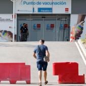 Un hombre se acerca al Punto de vacunación del hospital Isabel Zendal de Madrid.