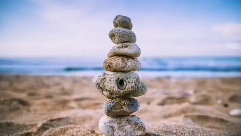 Piedras apiladas en la playa
