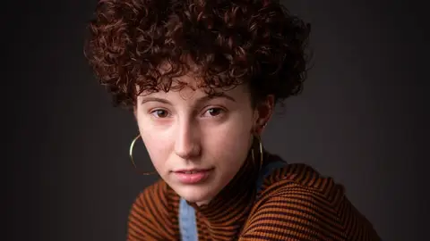 Paula Valls ha emprat la mateixa veu captivadora dels concerts per respondre les preguntes d’una entrevista on la música i les emocions són les protagonistes. Paula Valls ha emprat la mateixa veu captivadora dels concerts per respondre les preguntes d’una entrevista on la música i les emocions són les protagonistes.