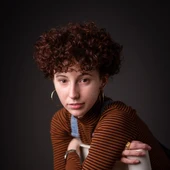 Paula Valls ha emprat la mateixa veu captivadora dels concerts per respondre les preguntes d’una entrevista on la música i les emocions són les protagonistes. Paula Valls ha emprat la mateixa veu captivadora dels concerts per respondre les preguntes d’una entrevista on la música i les emocions són les protagonistes.