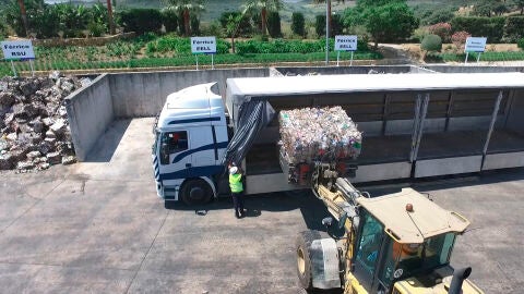 Operarios trabajando en el Complejo Ambiental Costa del Sol