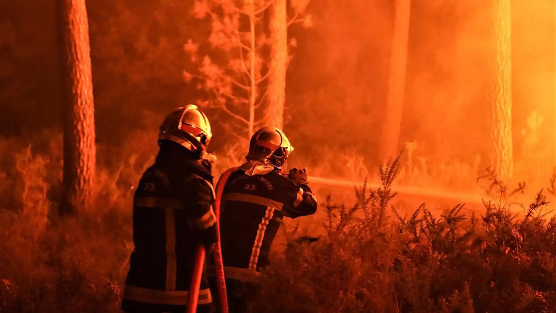 Francia vive la peor ola de incendios en años: el fuego arrasa más de 50.000 hectáreas y dificulta el acceso a la frontera con España
