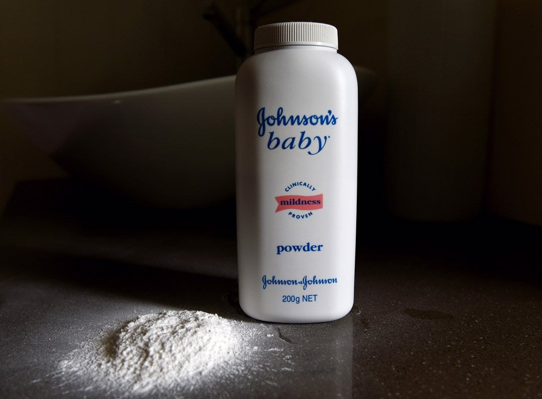 Johnson & Johnson dejará de vender sus polvos de talco en todo el mundo Johnson & Johnson dejará de vender sus polvos de talco en todo el mundo