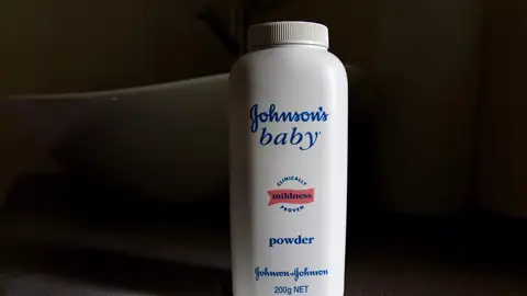 Fotografía de un envase de talco para bebés Johnson producido por la compañía multinacional Johnson &amp; Johnson, en una fotografía de archivo.