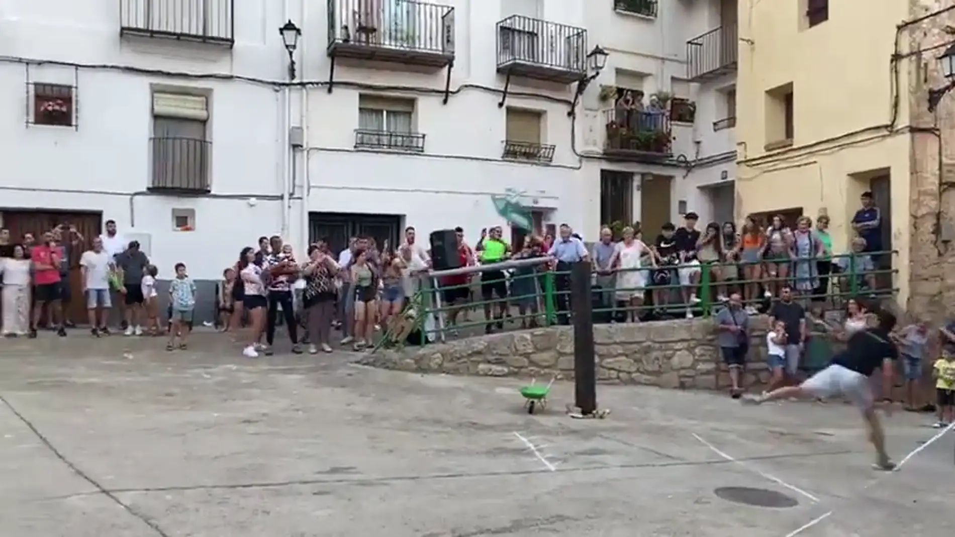 El vídeo del lanzamiento de carretilla en un pueblo de Teruel que casi acaba en tragedia