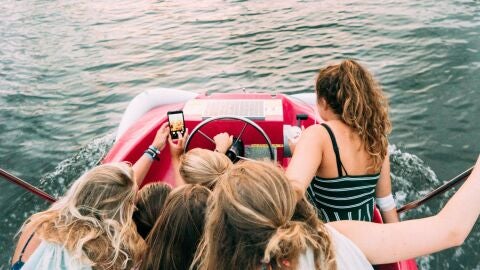 Un grupo de j&oacute;venes se hace un 'selfie' a bordo de un barco