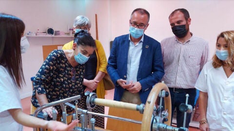 Los asistentes al acto comprobando el funcionamiento del servicio