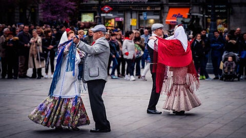 Madrile&ntilde;os bailando un chotis