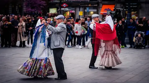 Madrileños bailando un chotis Madrileños bailando un chotis