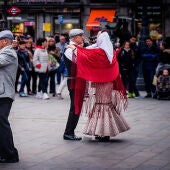 Madrileños bailando un chotis