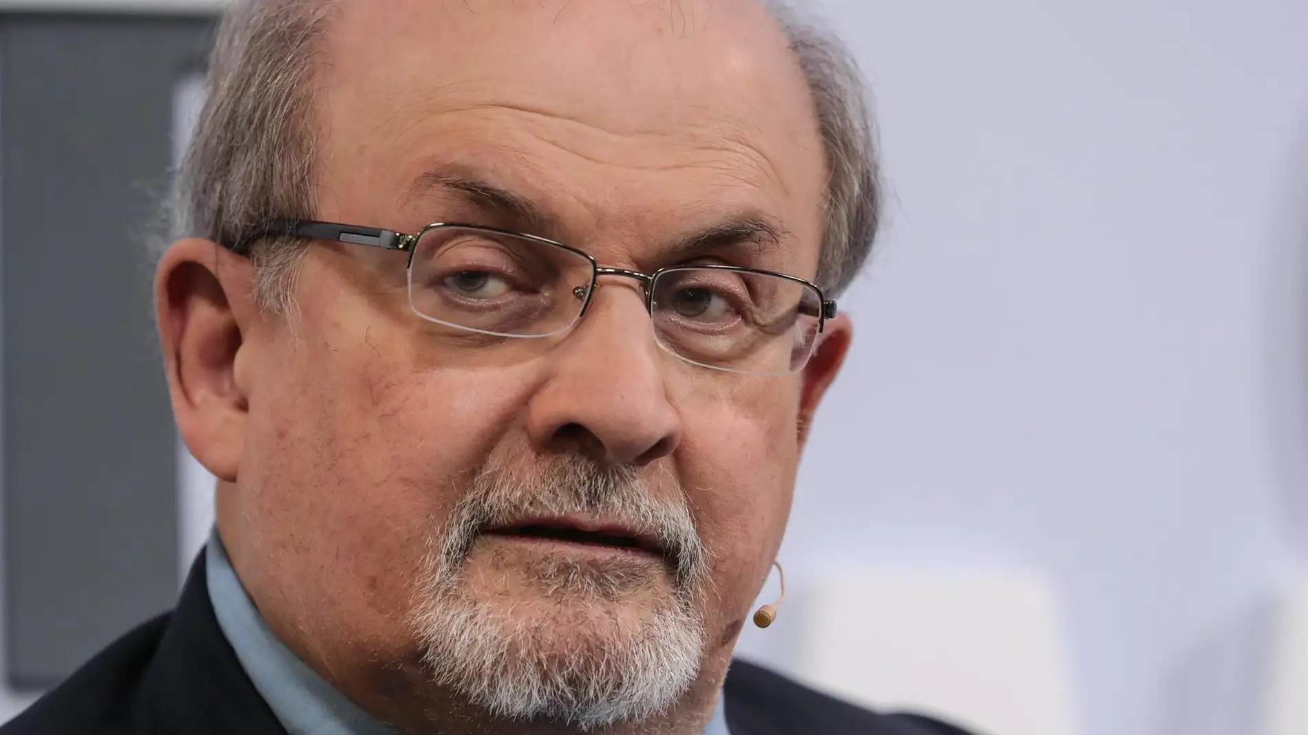 Tubería colgar Experto Hospitalizado el escritor Salman Rushdie después de ser apuñalado durante  una presentación en Nueva York | Onda Cero Radio