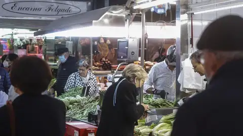 Archivo - Varios personas en el Mercado Central de València. Archivo - Varios personas en el Mercado Central de València.