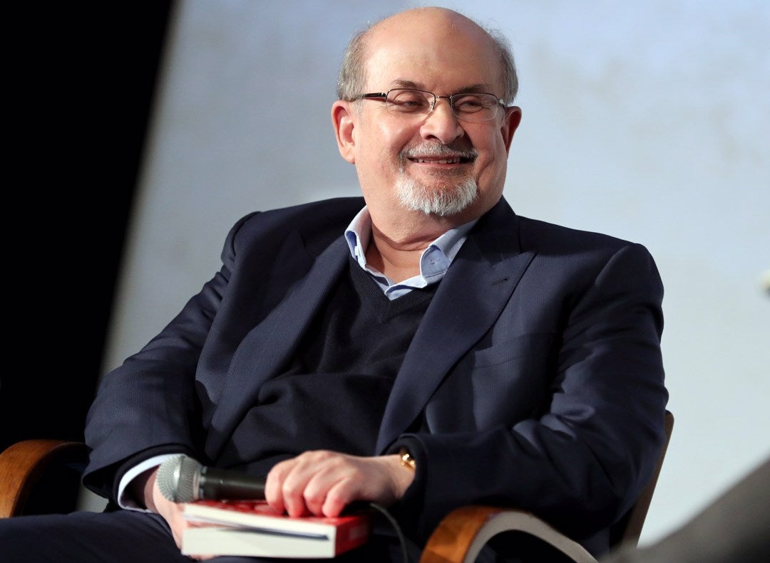 El escritor Salman Rushdie sigue ingresado con respiración asistida y probablemente perderá un ojo El escritor Salman Rushdie sigue ingresado con respiración asistida y probablemente perderá un ojo