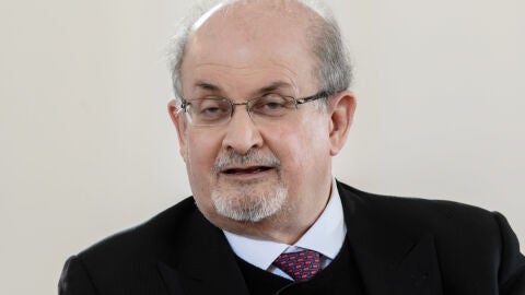 La Fiscal&iacute;a acusa de intento de asesinato al hombre que apu&ntilde;al&oacute; al escritor Salman Rushdie