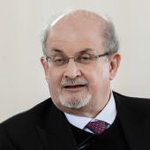 La Fiscalía acusa de intento de asesinato al hombre que apuñaló al escritor Salman Rushdie