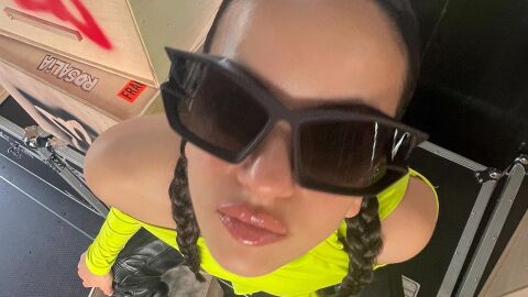 Patricia Garc&iacute;a hace referencia a las gafas de Rosal&iacute;a en su secci&oacute;n de Un alto en el camino