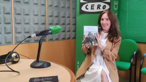 Mercedes Corbillón con sus lecturas dedicadas a la mar Un alto en el camino y las recomendaciones de nuestra librera de cabecera, Mercedes Corbillón