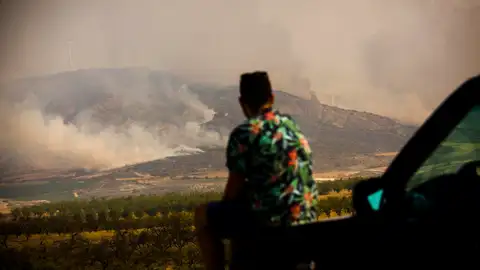 1.300 vecinos evacuados, tres focos activos y 8.000 hectáreas arrasadas en el incendio en el Moncayo 