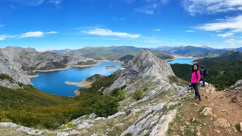 Pico Gilbo con la cámara de SuperKarmen Carmen Martínez Torrón,nuestra fotógrafa radiofónica nos guía por Riaño hasta llegar al mejor lugar para tomar la superfoto.