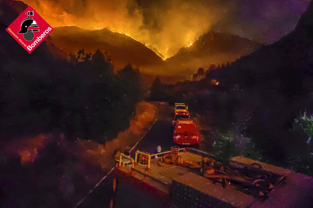 El incendio de Vall d´Ebo obliga al desalojo de viviendas de Adsubia y Castell de Castells El incendio de Vall d´Ebo obliga al desalojo de viviendas de Adsubia y Castell de Castells