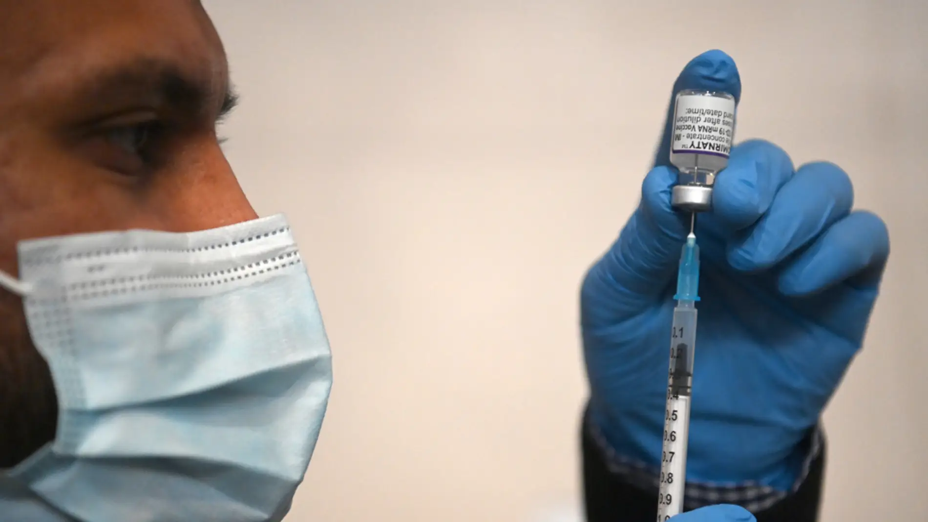 Imagen de archivo de un sanitario preparando una dosis de la vacuna contra el coronavirus