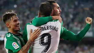 Juanmi y Borja Iglesias celebran uno de los goles en el Benito Villamarín