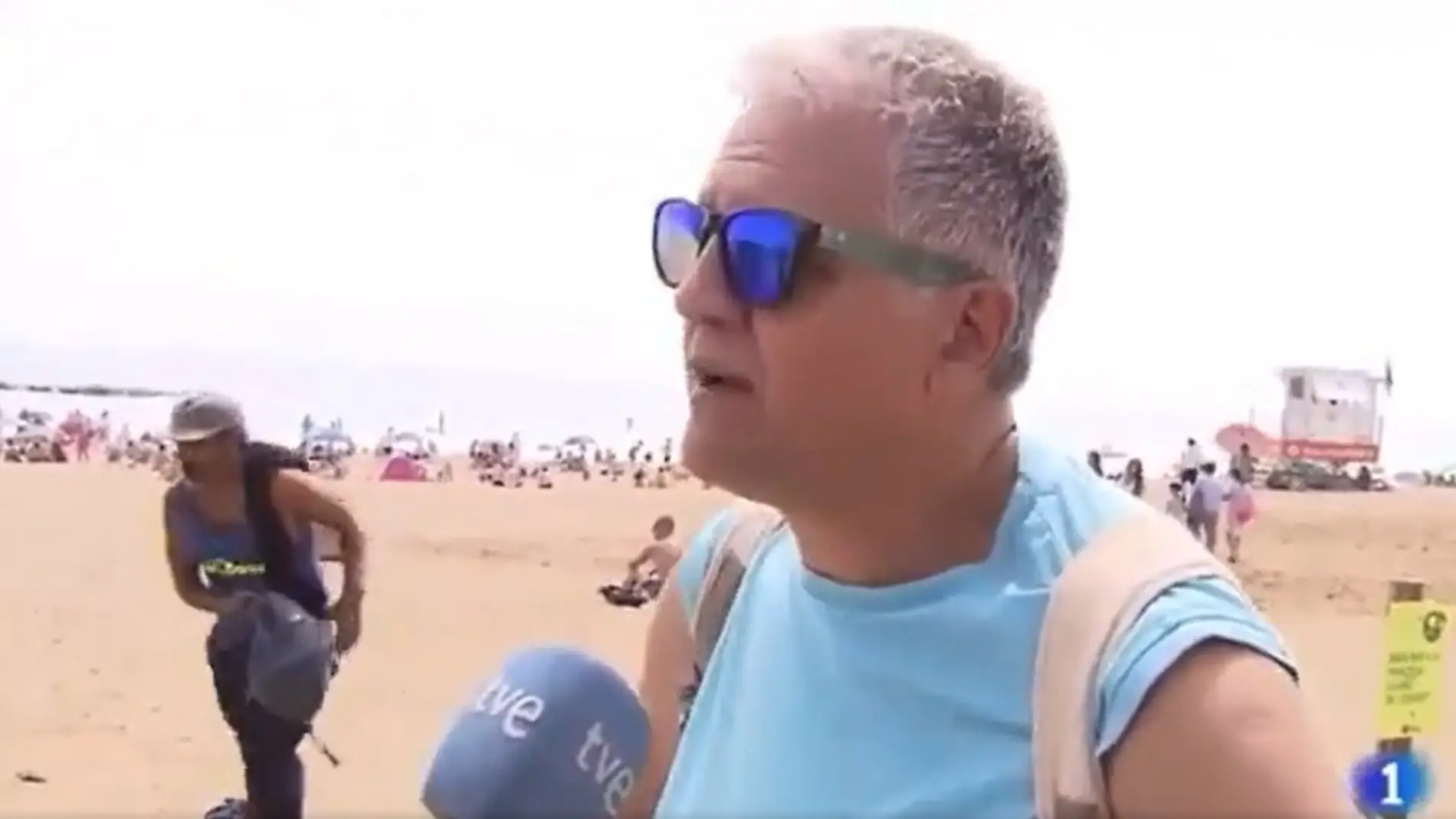 Identifican al autor de un robo captado durante una entrevista en la playa de Barcelona 