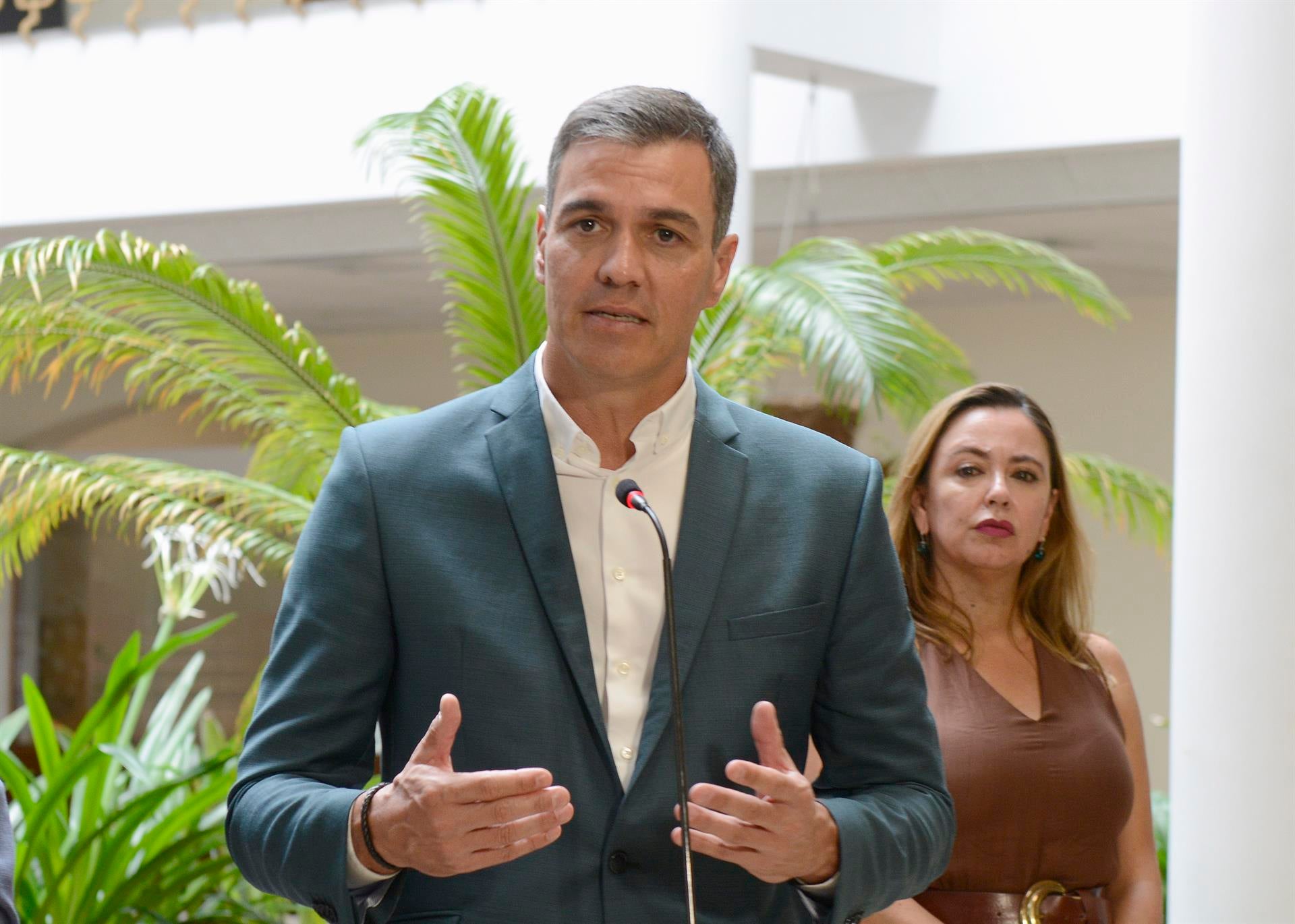 Pedro Sánchez planea una crisis de Gobierno para el nuevo curso político con reducción de ministerios Pedro Sánchez planea una crisis de Gobierno para el nuevo curso político con reducción de ministerios