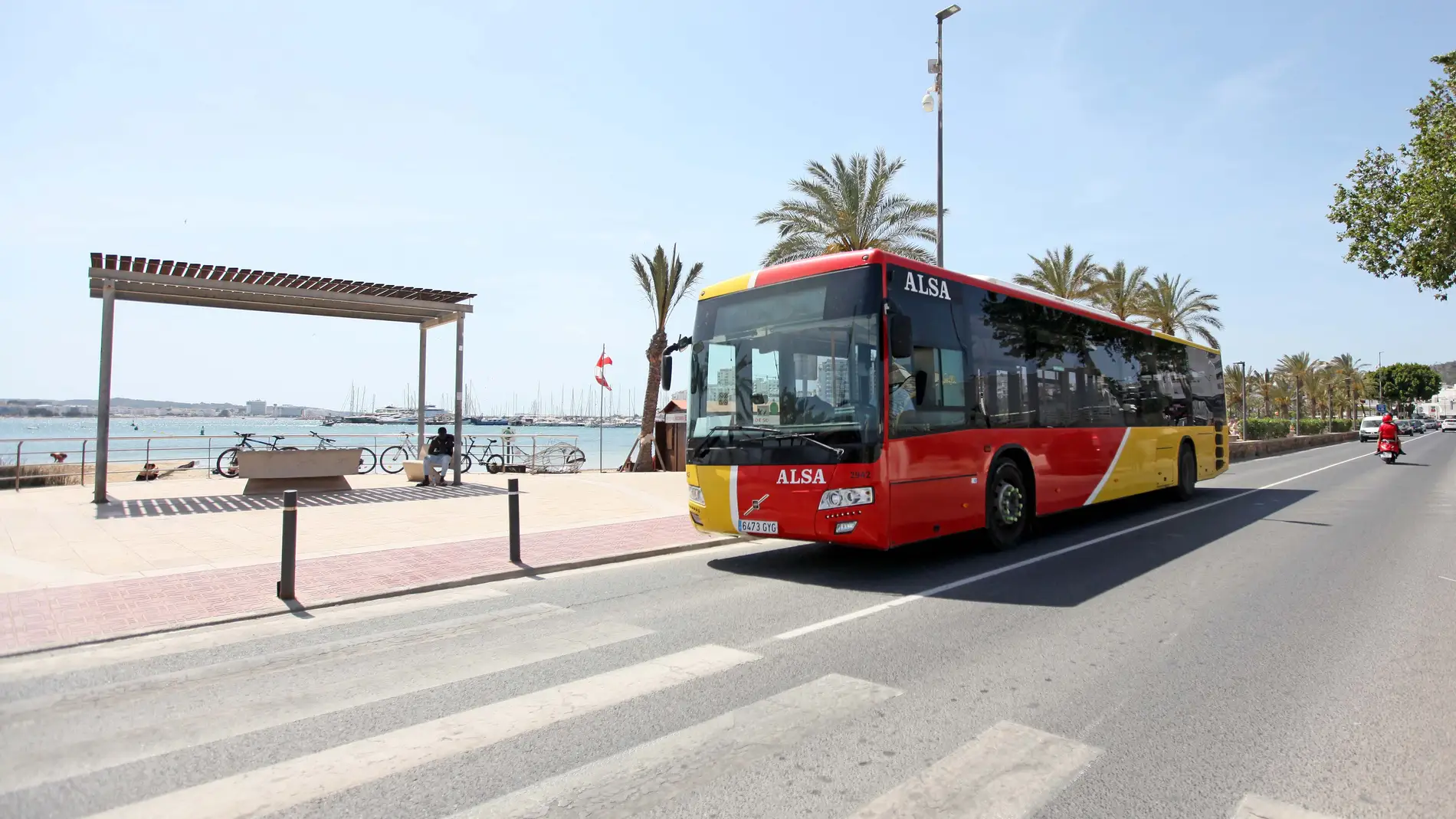 Autobús público de la isla de Ibiza que une Sant Antoni, Sant Josep y el aeropuerto