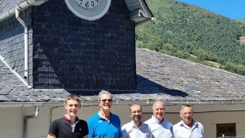  Pablo Cadenas, vecino de Llamera; Jos&eacute; Alonso &lsquo;Pisco&rsquo;, relojero; Jos&eacute; V&iacute;ctor Rodr&iacute;guez, alcalde de Cangas del Narcea; Jos&eacute; Mar&iacute;a &Aacute;lvarez Carro, concejal de Cultura de Cangas del Narcea y el vecino Pepe Sonande