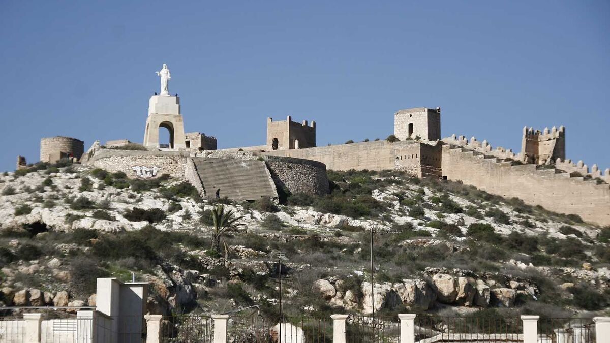 Puesta en marcha el proceso de restauración de las murallas y torres del Cerro San Cristóbal y la al-Mudayna Puesta en marcha el proceso de restauración de las murallas y torres del Cerro San Cristóbal y la al-Mudayna