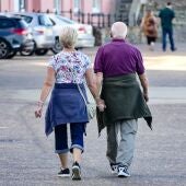 Imagen de archivo de una pareja de jubilados caminando de la mano