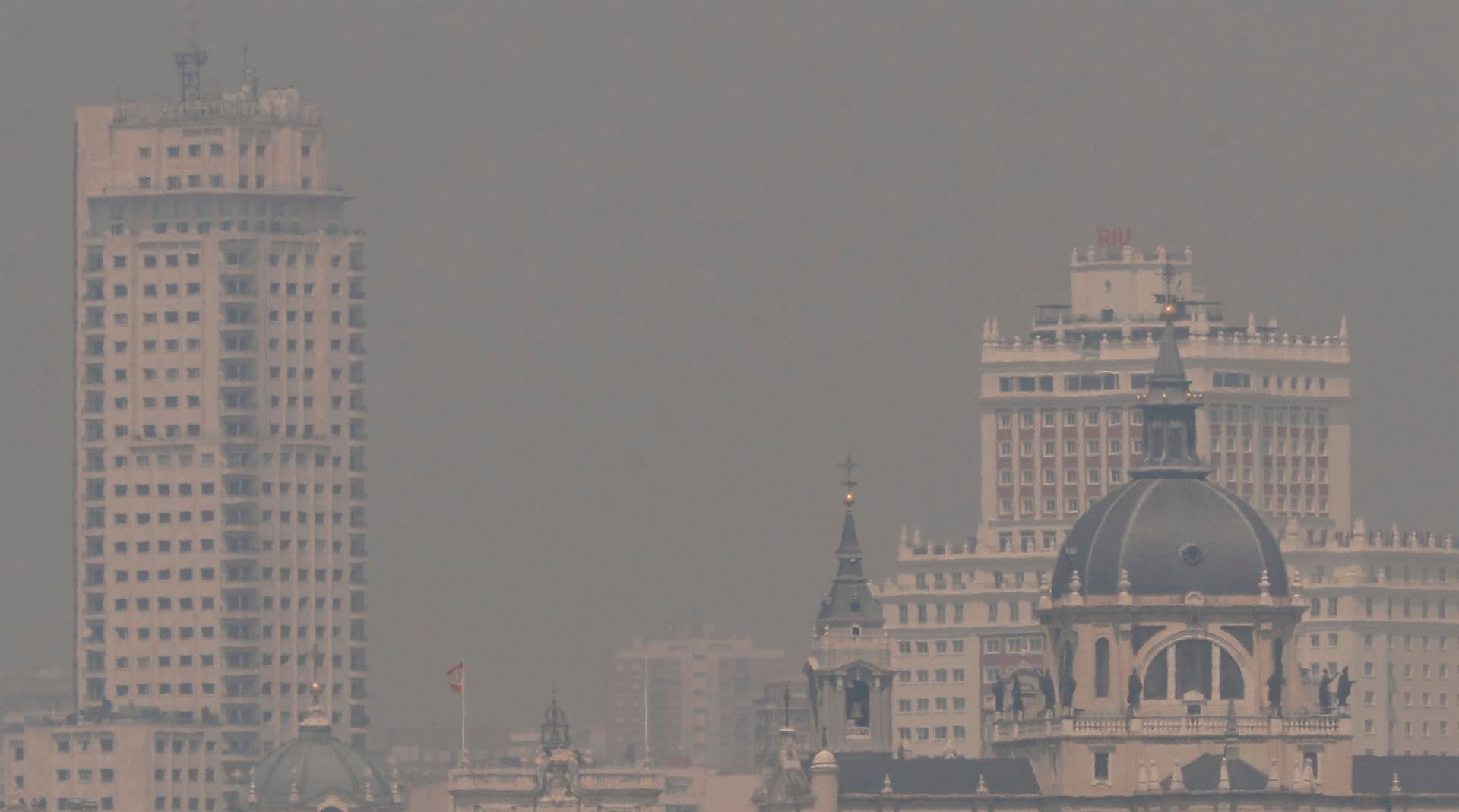 Por qué huele a quemado en Madrid: la razón por la que está cubierto de humo el cielo de la capital Por qué huele a quemado en Madrid: la razón por la que está cubierto de humo el cielo de la capital