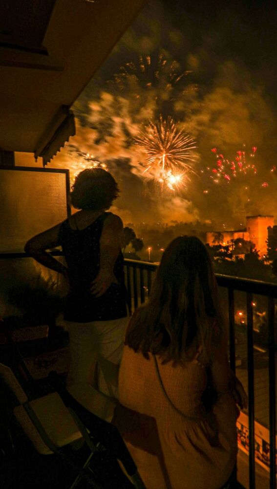 Los ilicitanos salen a los balcones y suben a las terrazas para disfrutar de la belleza de la Nit de l'Albà