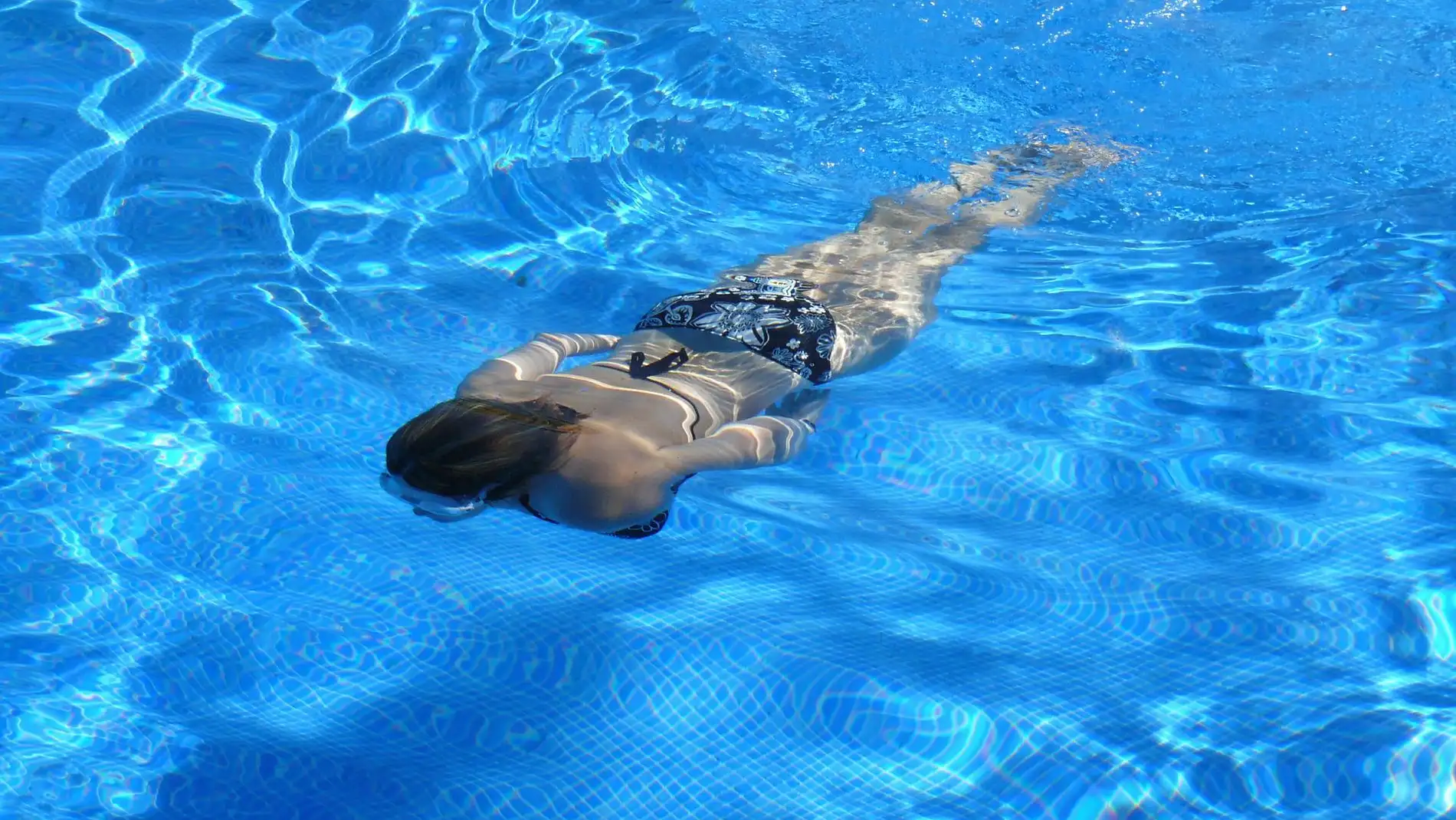 Imagen de una mujer nadando 