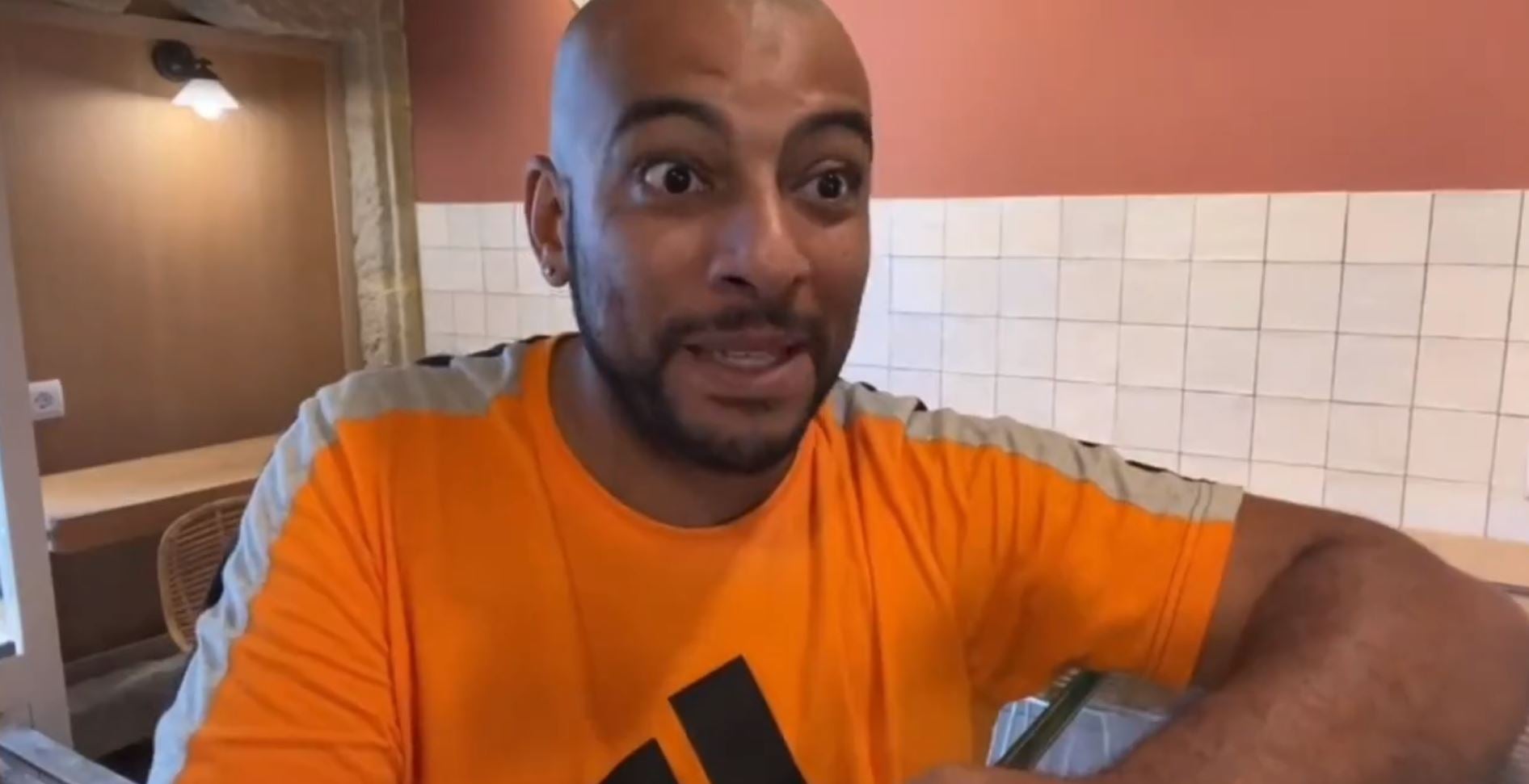 Borja Escalona lo vuelve a hacer: intenta no pagar en una tienda de ropa y amenaza con cobrar 10.000 euros Borja Escalona lo vuelve a hacer: intenta no pagar en una tienda de ropa y amenaza con cobrar 10.000 euros