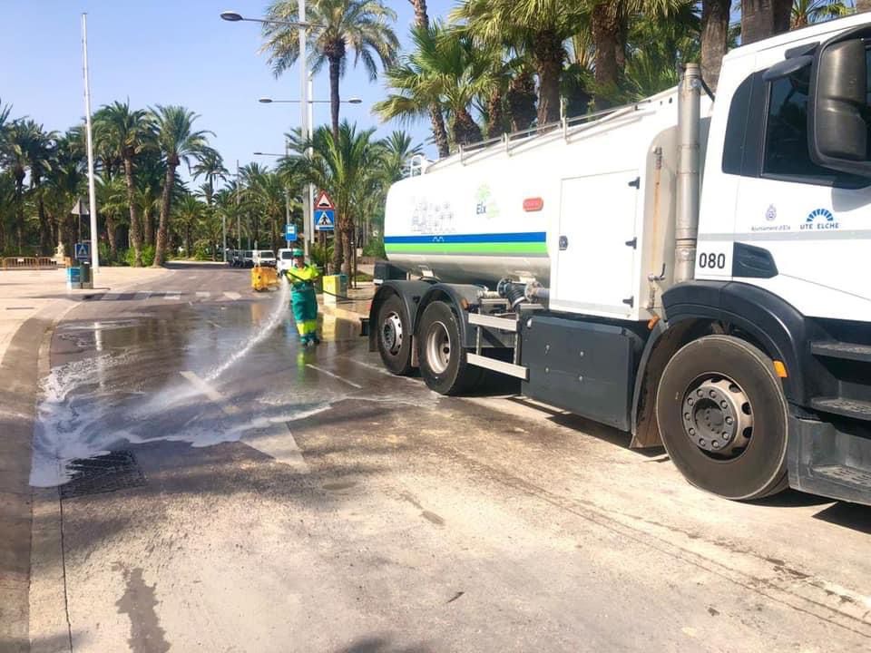Elche agradece a los empleados y empleadas de la limpieza su esfuerzo durante las fiestas Elche agradece a los empleados y empleadas de la limpieza su esfuerzo durante las fiestas