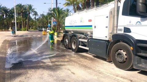 Baldeo de calles en el centro de Elche