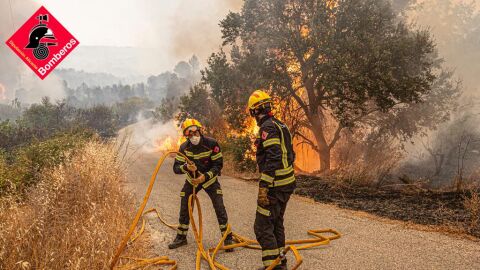 Dos bomberos con las llamas encima