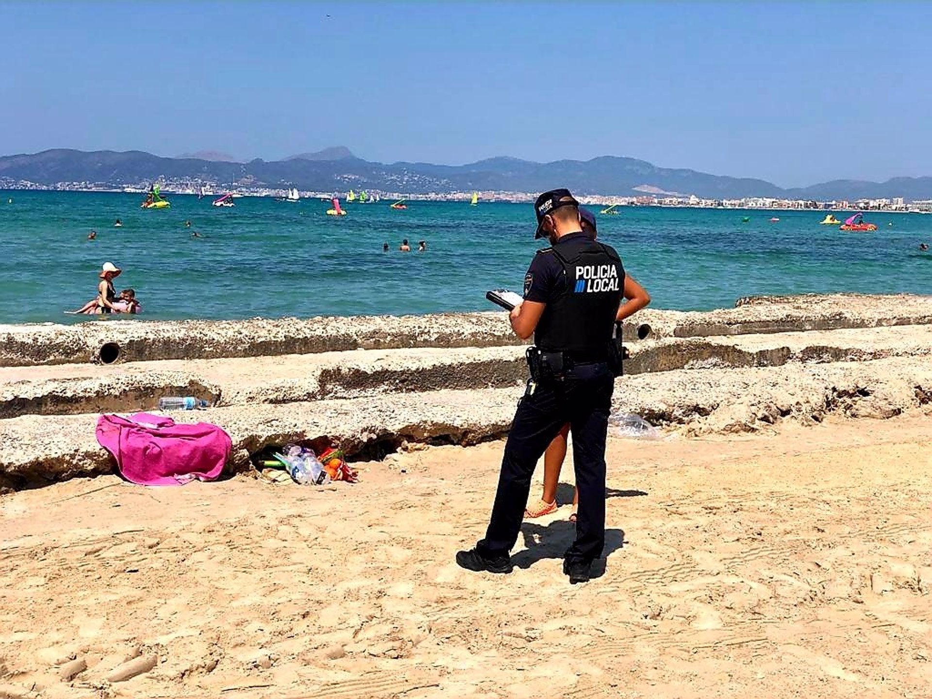 Intervienen más de 1.200 latas de bebidas y productos falsificados en Playa de Palma Intervienen más de 1.200 latas de bebidas y productos falsificados en Playa de Palma