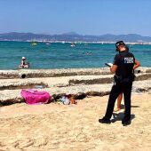 Intervienen más de 1.200 latas de bebidas y productos falsificados en Playa de Palma