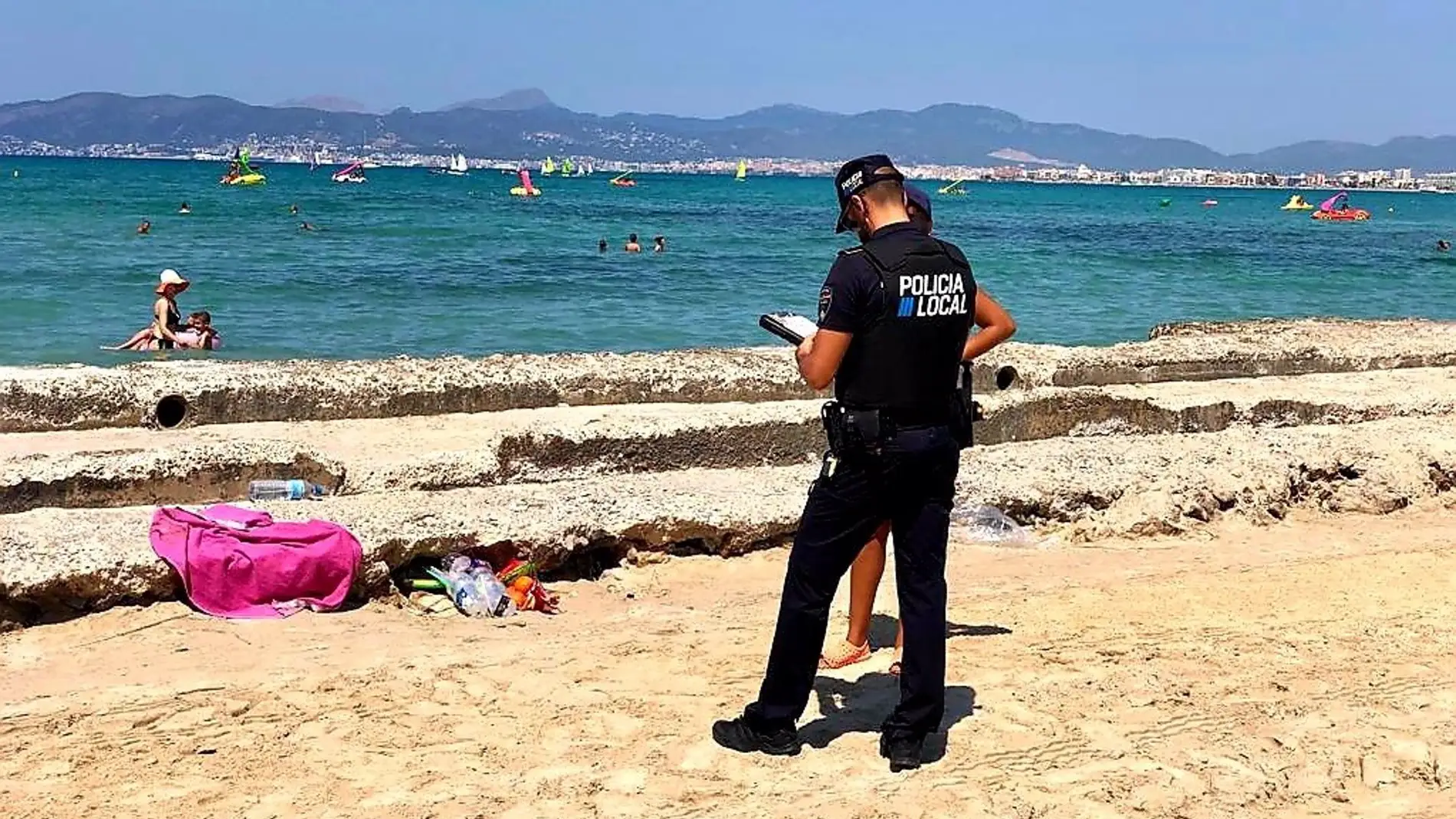 Intervienen más de 1.200 latas de bebidas y productos falsificados en Playa de Palma
