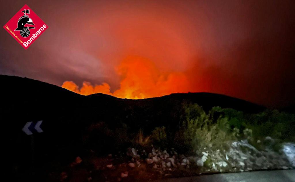 Los bomberos de Alicante capital se suman a la extinción del incendio de Vall d’Ebo en su avance hacia el Comtat Los bomberos de Alicante capital se suman a la extinción del incendio de Vall d’Ebo en su avance hacia el Comtat