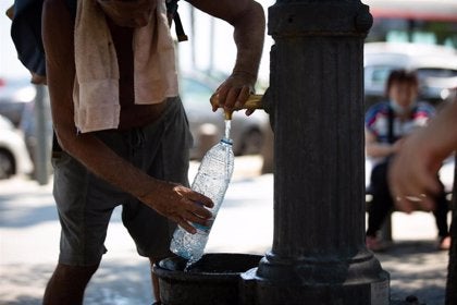 Málaga vuelve a prohibir rellenar piscinas y regar jardines Málaga vuelve a prohibir rellenar piscinas y regar jardines