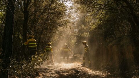 Bomberos trabajando en el incendio de Añón de Moncayo