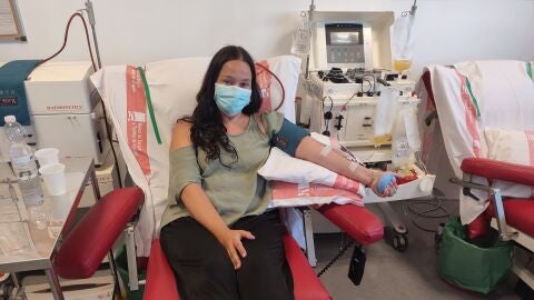 Joven donando sangre