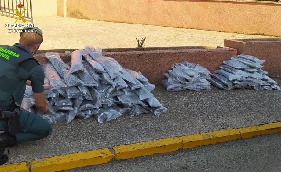 Detienen a dos personas con 47 kilos de marihuana y 19 de hachís en Almuradiel Detienen a dos personas con 47 kilos de marihuana y 19 de hachís en Almuradiel