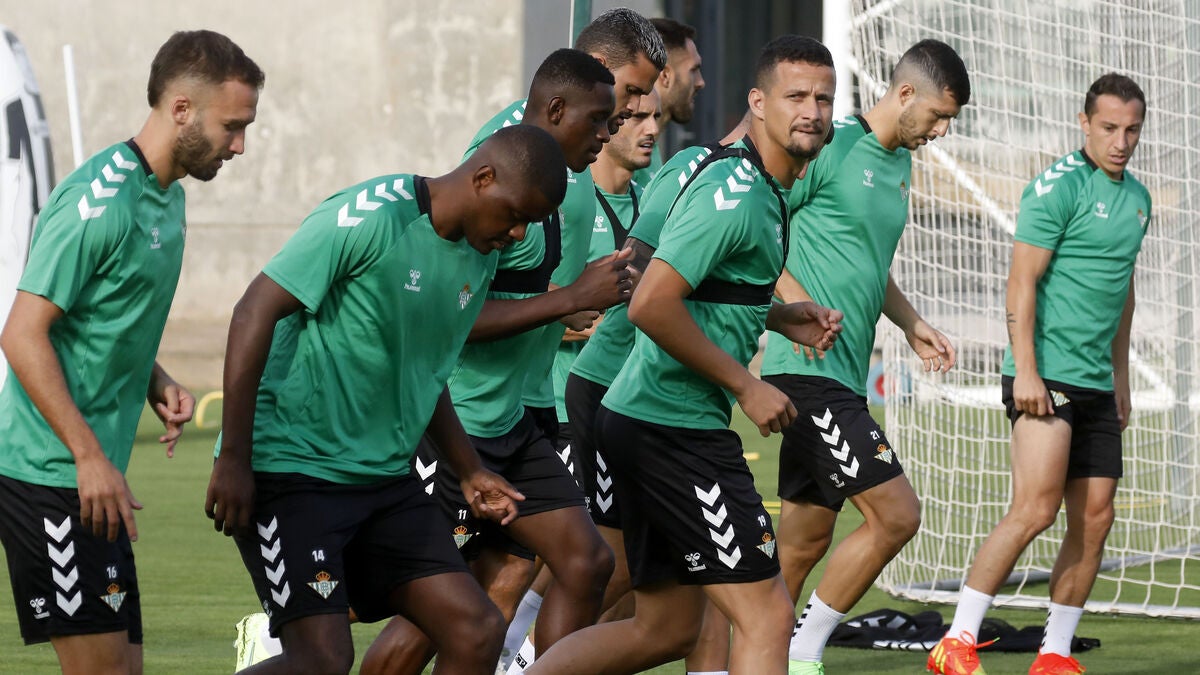 El Betis se parte la cabeza para poder inscribir a sus 6 jugadores El Betis se parte la cabeza para poder inscribir a sus 6 jugadores