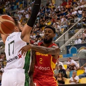 España mejora pero choca ante Lituania España mejora pero choca ante Lituania