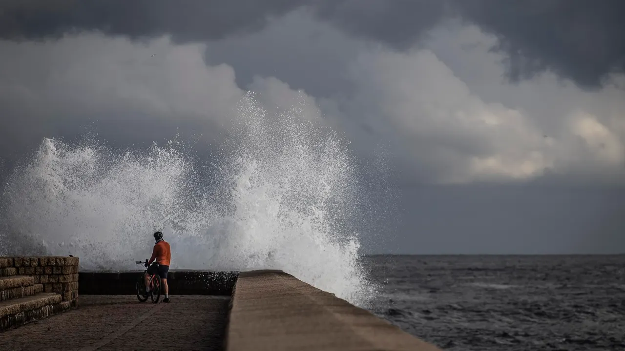 Un hombre observa el oleaje en San Sebastián.